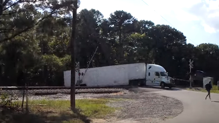 Τρένο διαλύει νταλίκα!